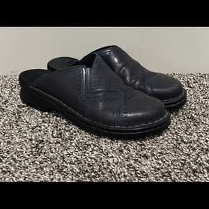 clarks navy clogs